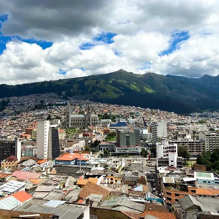 Hostal La Terraza - Roof Terrace Overlooking The North And Historic Centre Quito Exterior photo